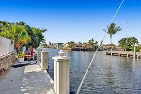 Luxe 4BR Waterfront w Htd Pool 5min to Beach