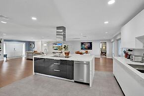 Luxe 4BR Waterfront w Htd Pool 5min to Beach