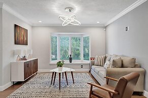 Luxe 4BR Waterfront w Htd Pool 5min to Beach