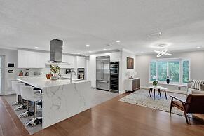 Luxe 4BR Waterfront w Htd Pool 5min to Beach