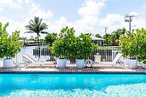 Luxe 4BR Waterfront w Htd Pool 5min to Beach