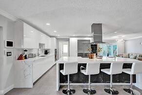 Luxe 4BR Waterfront w Htd Pool 5min to Beach