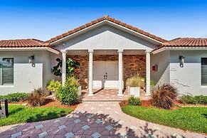 Luxe 4BR Waterfront w Htd Pool 5min to Beach