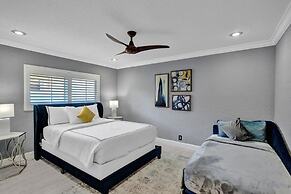 Luxe 4BR Waterfront w Htd Pool 5min to Beach