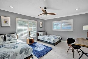 Luxe 4BR Waterfront w Htd Pool 5min to Beach