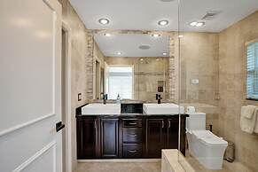 Luxe 4BR Waterfront w Htd Pool 5min to Beach