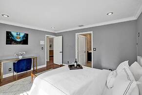 Luxe 4BR Waterfront w Htd Pool 5min to Beach