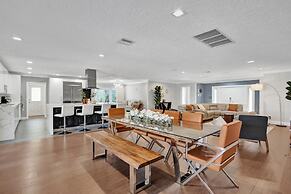 Luxe 4BR Waterfront w Htd Pool 5min to Beach