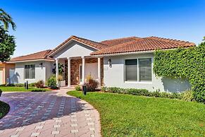 Luxe 4BR Waterfront w Htd Pool 5min to Beach