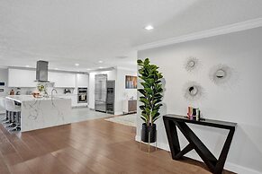 Luxe 4BR Waterfront w Htd Pool 5min to Beach