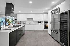 Luxe 4BR Waterfront w Htd Pool 5min to Beach