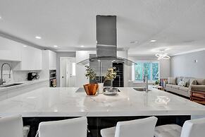 Luxe 4BR Waterfront w Htd Pool 5min to Beach