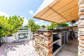 Luxe 4BR Waterfront w Htd Pool 5min to Beach