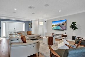 Luxe 4BR Waterfront w Htd Pool 5min to Beach