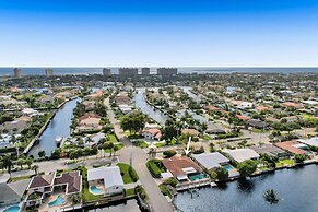 Luxe 4BR Waterfront w Htd Pool 5min to Beach