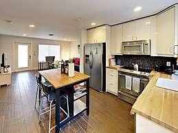 Hidden Gem Vacation Villa w Private Pool Tikihut