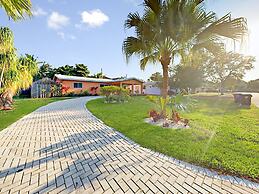 Hidden Gem Vacation Villa w Private Pool Tikihut