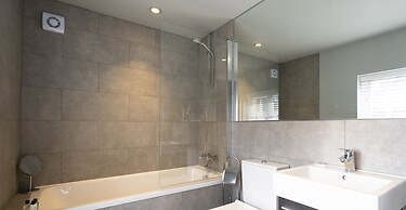 Modern Luxury Apartment In The Heart of Henley