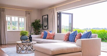 Luxurious 4 Bedroom Vineyard Villa Stanlake Park