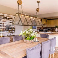 Luxurious 4 Bedroom Vineyard Villa Stanlake Park