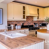 Luxurious 4 Bedroom Vineyard Villa Stanlake Park