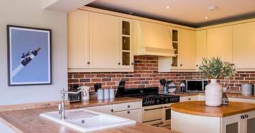 Luxurious 4 Bedroom Vineyard Villa Stanlake Park