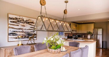 Luxurious 4 Bedroom Vineyard Villa Stanlake Park