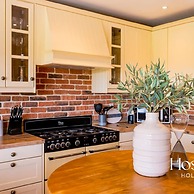 Luxurious 4 Bedroom Vineyard Villa Stanlake Park
