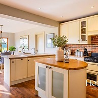 Luxurious 4 Bedroom Vineyard Villa Stanlake Park