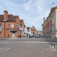Stunning Character House In The Centre of Henley