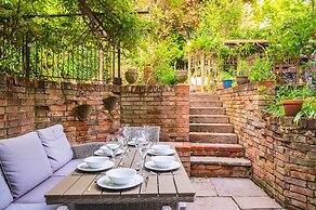 The Victoria - Central Luxury Home