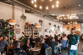 Super Vibrant 2 Bedroom With Parking