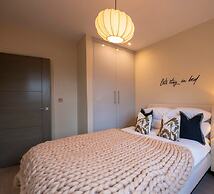 Super Vibrant 2 Bedroom With Parking