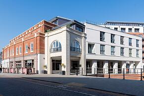 Super Vibrant 2 Bedroom With Parking