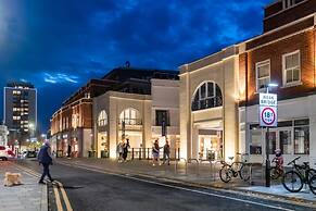 Super Vibrant 2 Bedroom With Parking