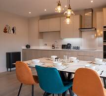 Super Vibrant 2 Bedroom With Parking