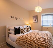 Super Vibrant 2 Bedroom With Parking