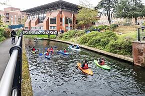 Super Vibrant 2 Bedroom With Parking