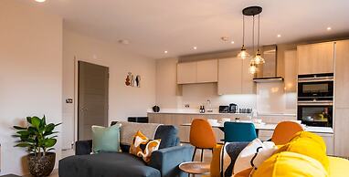 Super Vibrant 2 Bedroom With Parking