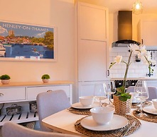 Super Central Apartment Close To River Station