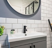 Super Central Apartment Close To River Station