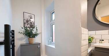 Super Central Apartment Close To River Station