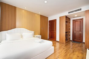 Night Life Lancaster 1br GymBarJapTown