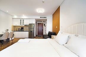 Night Life Lancaster 1br GymBarJapTown