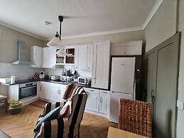 Beautifully Decorated 1-bed Apartment in Sale