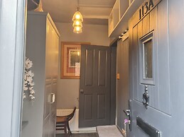 Beautifully Decorated 1-bed Apartment in Sale