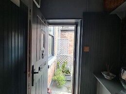 Beautifully Decorated 1-bed Apartment in Sale