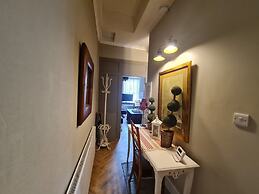 Beautifully Decorated 1-bed Apartment in Sale