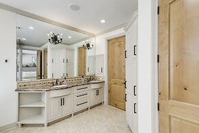 Private 25 Acre Estate w/ Lake: Fish & Canoe!