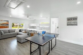 Naples Escape w/ Furnished Patio & Private Pool!